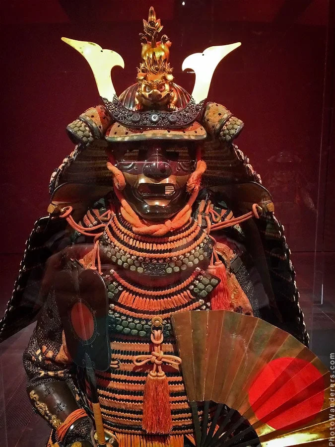 Full suit with golden lion on the helmet crest. 