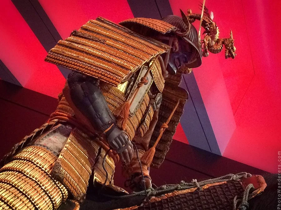 Tachi-do armor, 17th century. A gold dragon rides the helmet crest.
